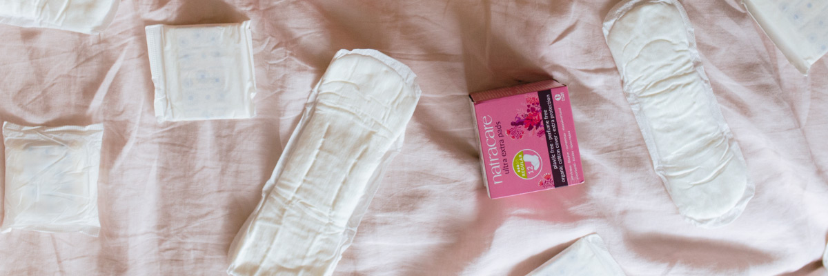 Natracare natuurlijke pads op een bed